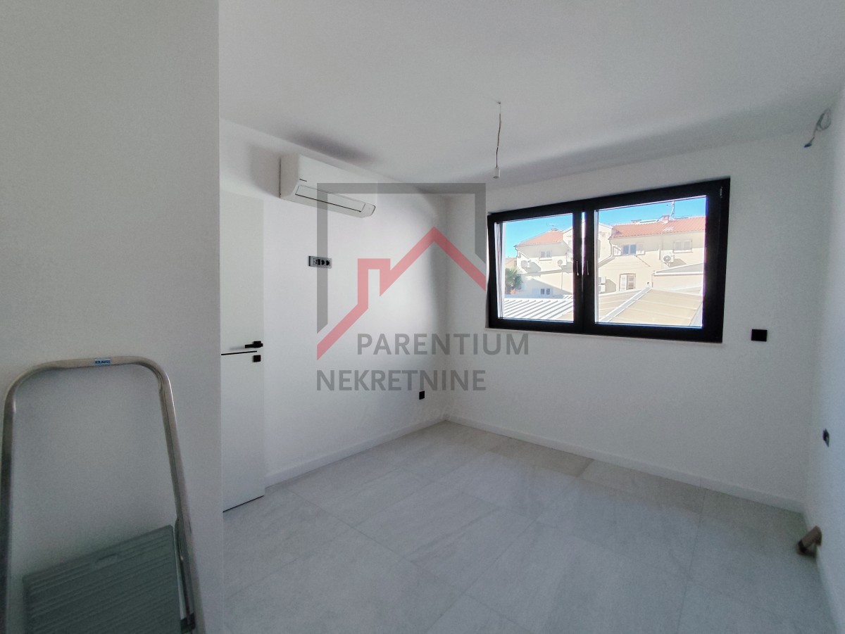 Istria, centro di Parenzo - moderno appartamento con due camere da letto e garage in un nuovo edificio urbano