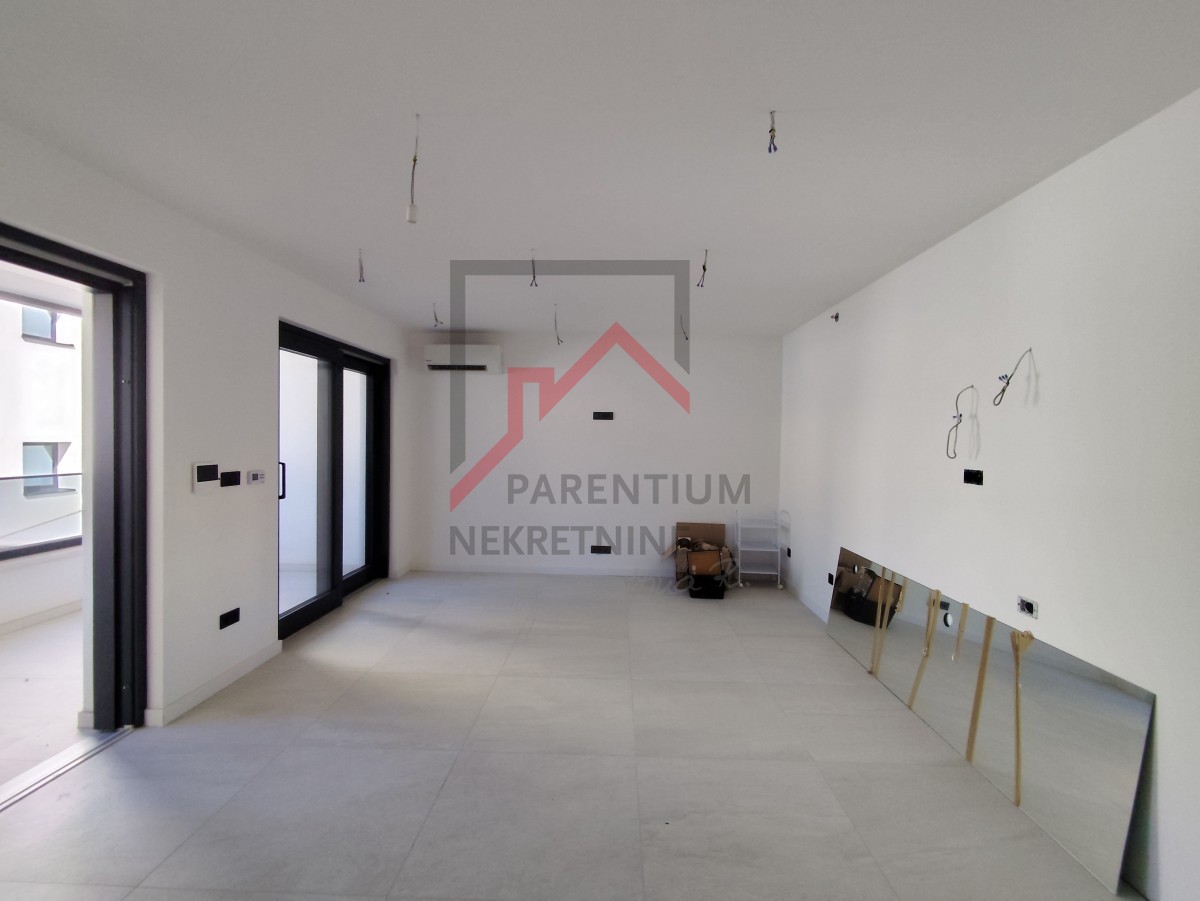 Istria, centro di Parenzo - moderno appartamento con due camere da letto e garage in un nuovo edificio urbano