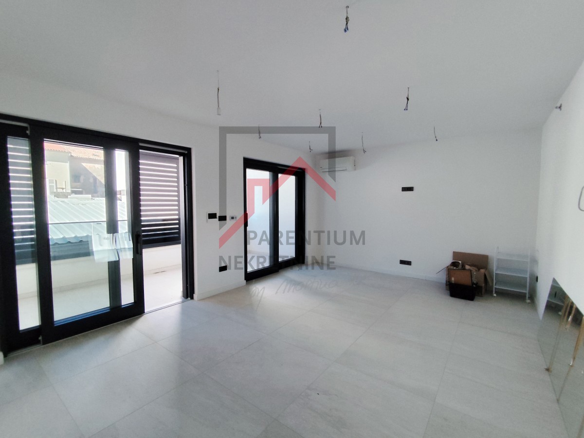 Istria, centro di Parenzo - moderno appartamento con due camere da letto e garage in un nuovo edificio urbano