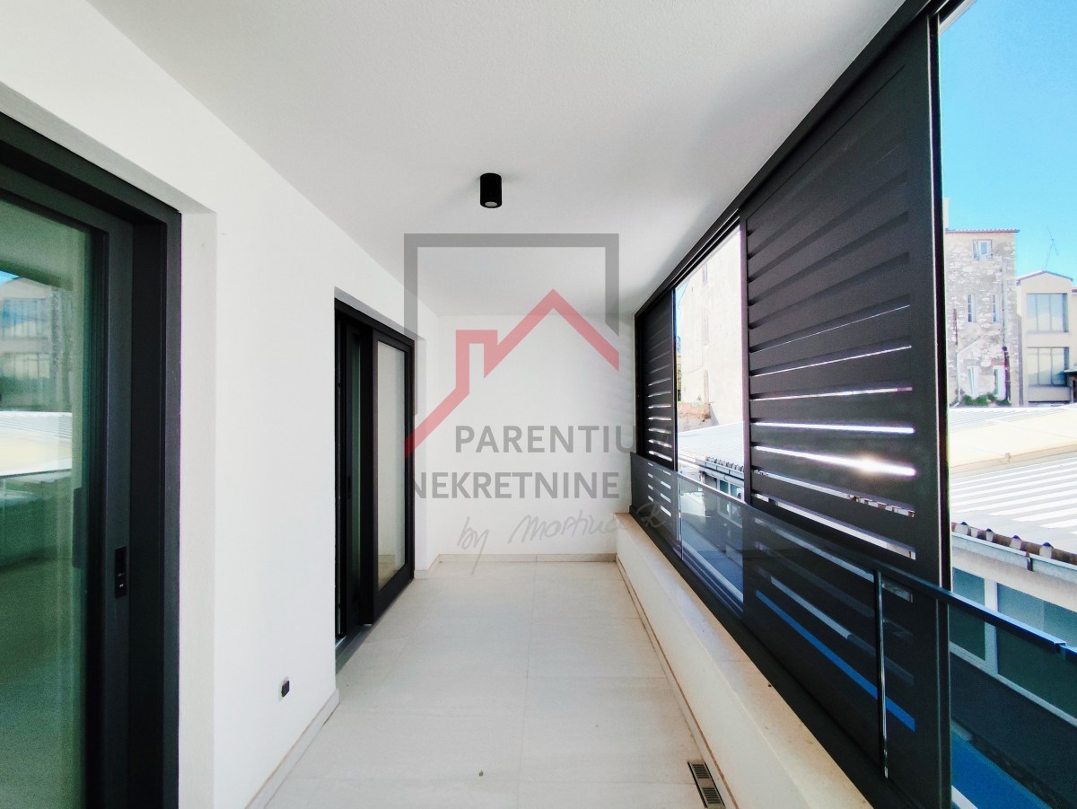 Istria, centro di Parenzo - moderno appartamento con due camere da letto e garage in un nuovo edificio urbano