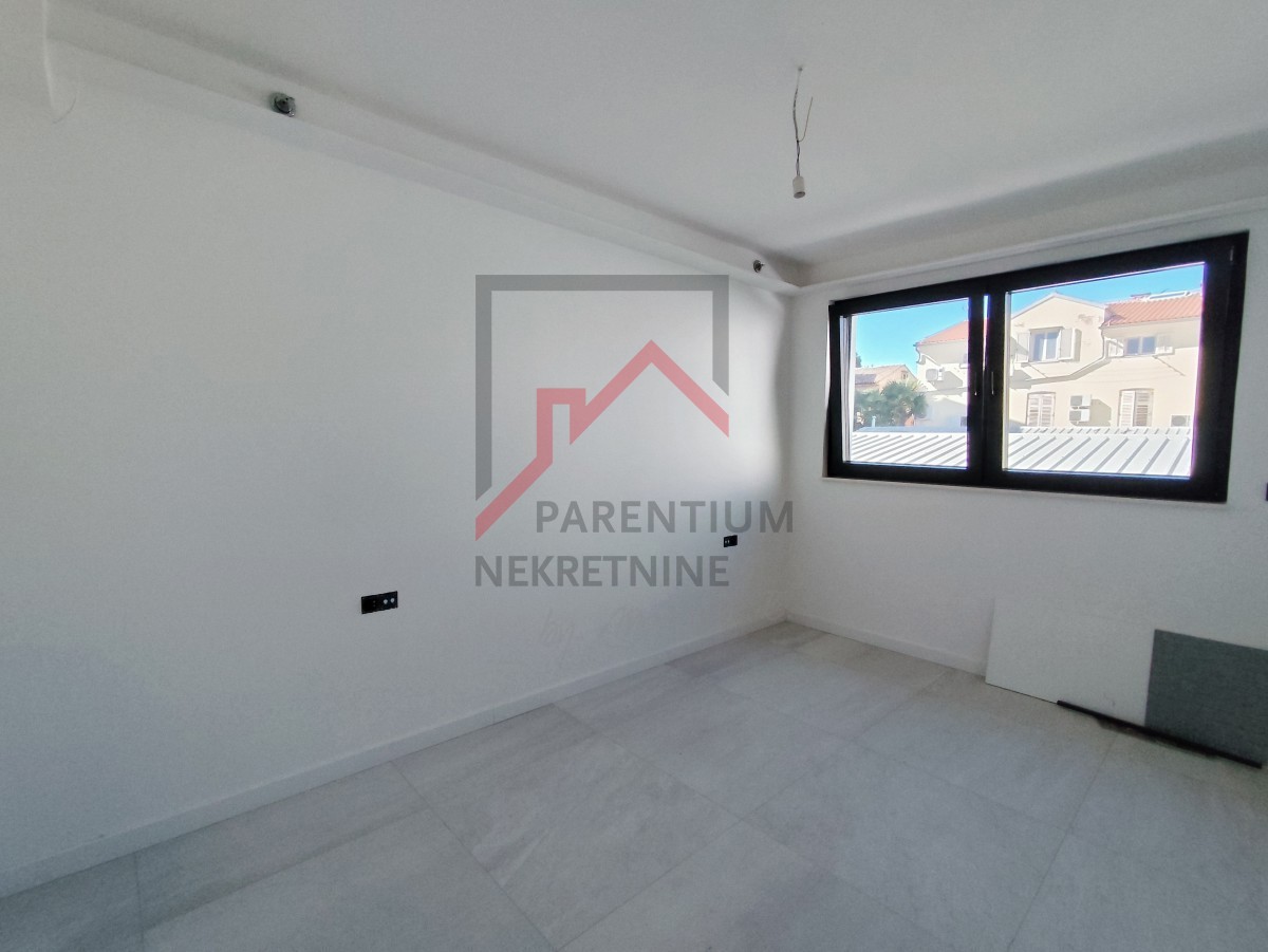Istria, centro di Parenzo - moderno appartamento con due camere da letto e garage in un nuovo edificio urbano