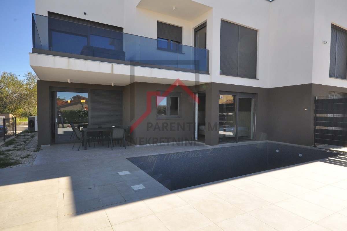 Appartamento arredato al piano terra, con piscina e tre camere da letto!!!