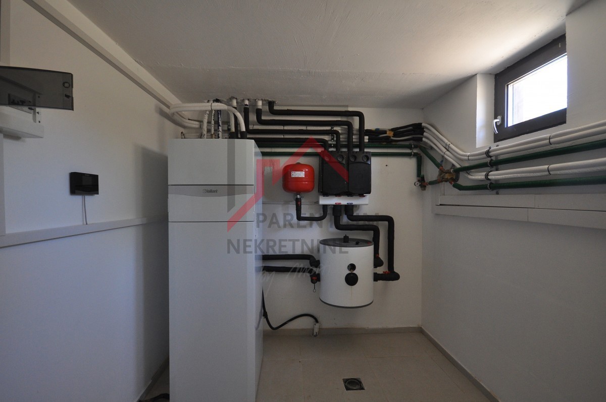 Appartamento arredato al piano terra, con piscina e tre camere da letto!!!