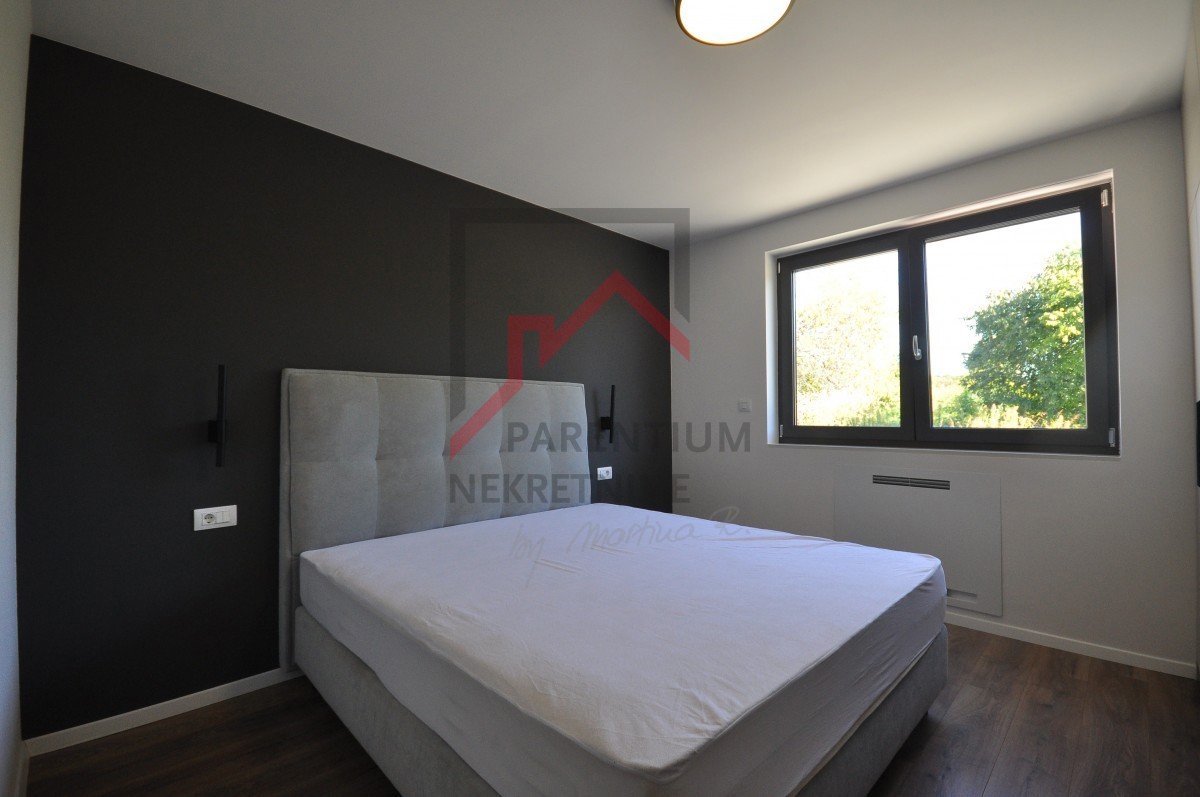 Appartamento arredato al piano terra, con piscina e tre camere da letto!!!