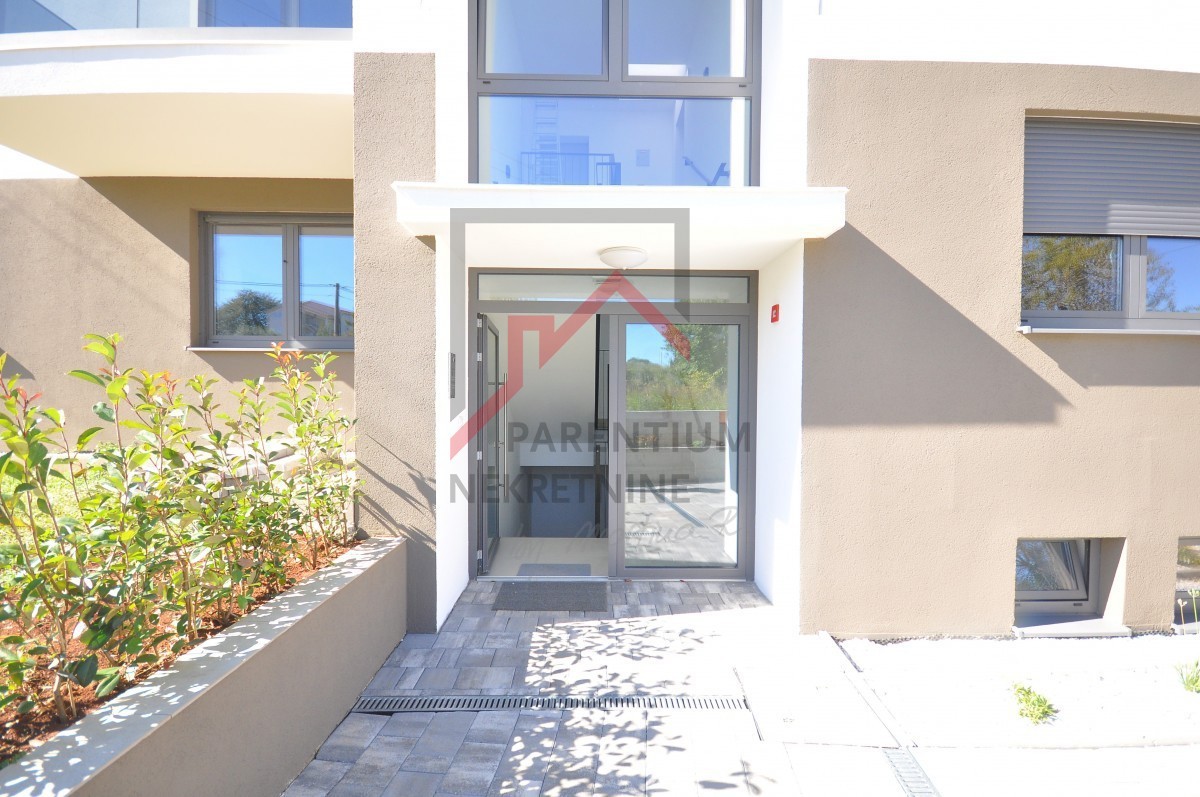 Appartamento arredato al piano terra, con piscina e tre camere da letto!!!