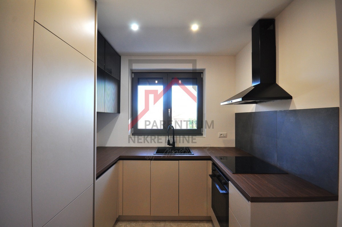 Appartamento arredato al piano terra, con piscina e tre camere da letto!!!