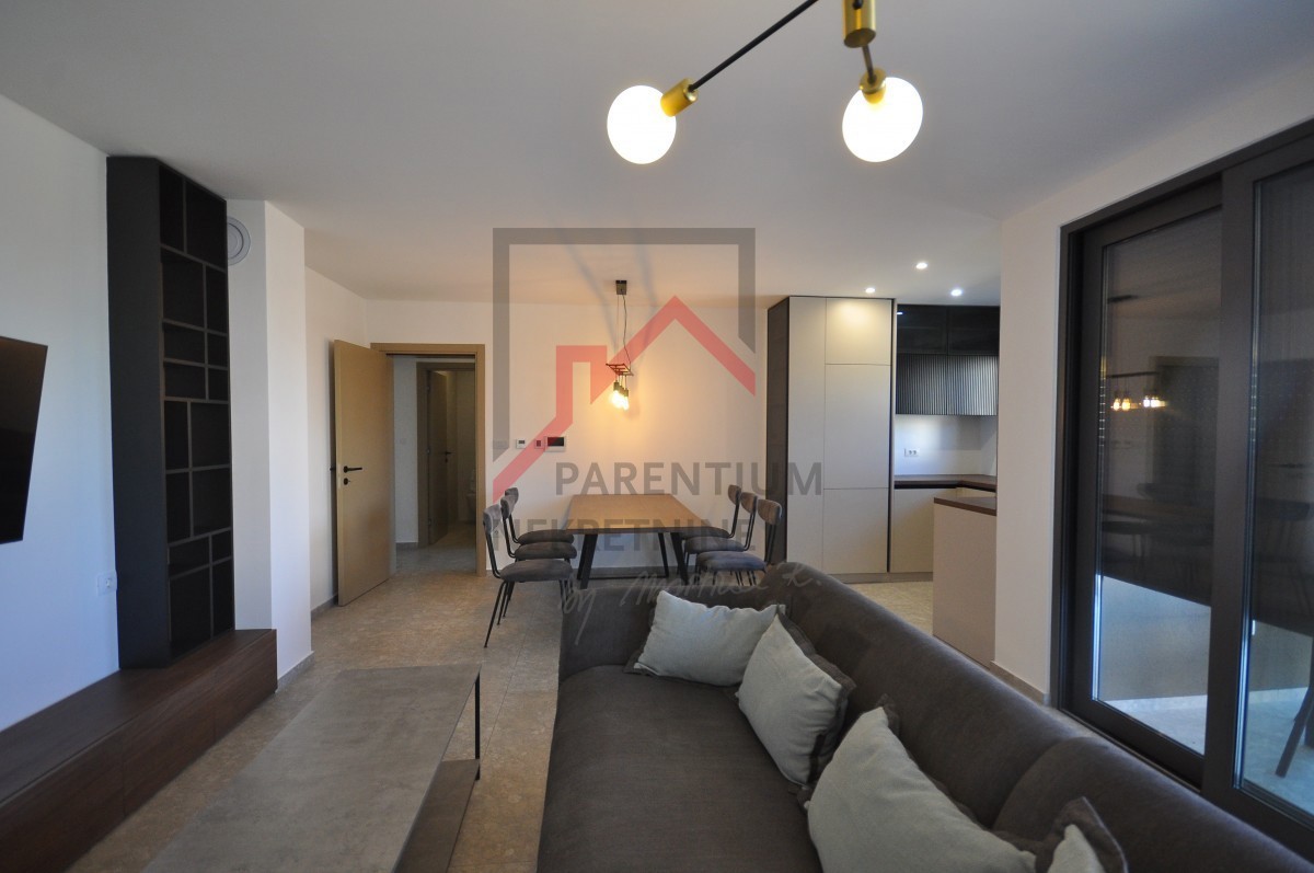 Appartamento arredato al piano terra, con piscina e tre camere da letto!!!