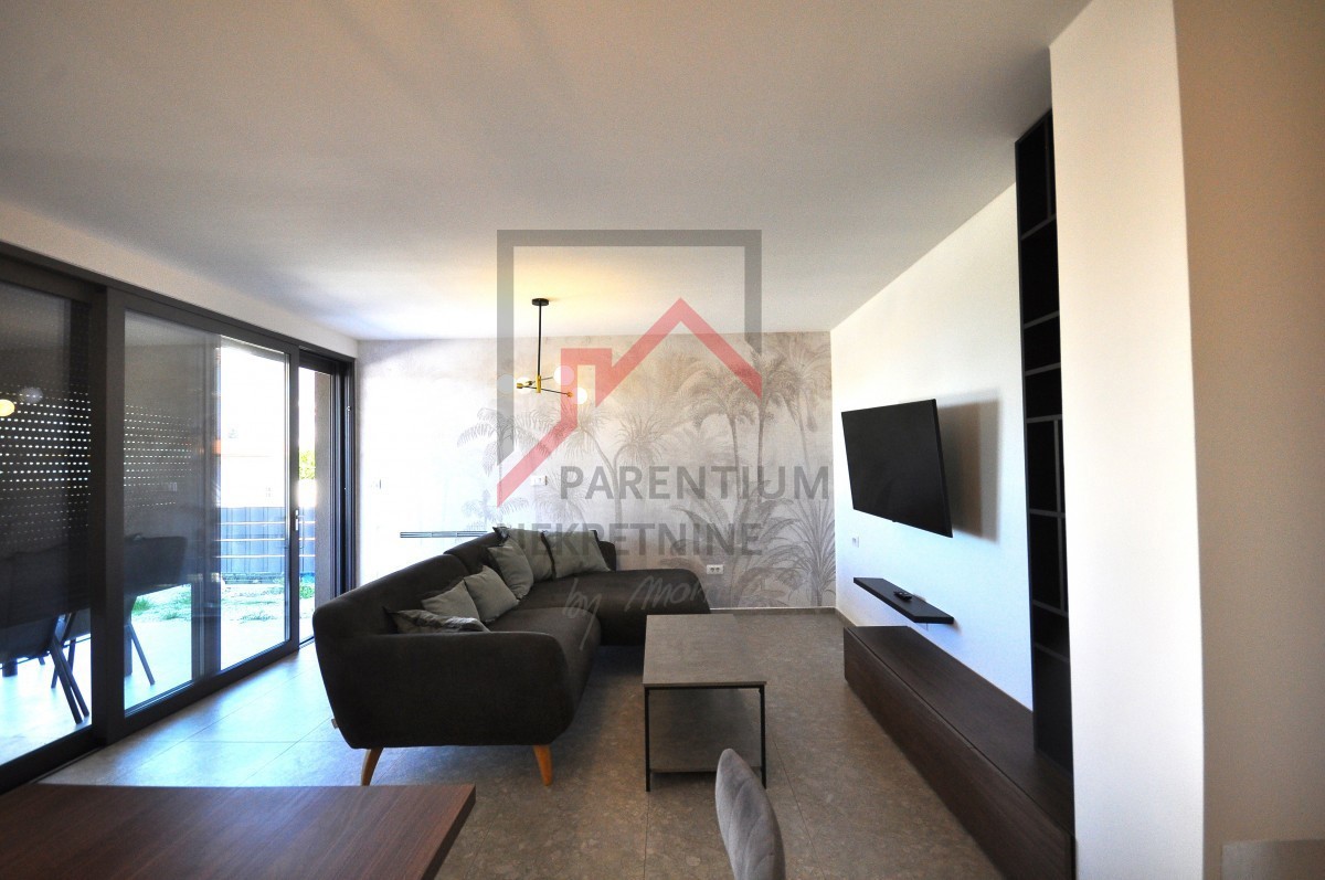 Appartamento arredato al piano terra, con piscina e tre camere da letto!!!