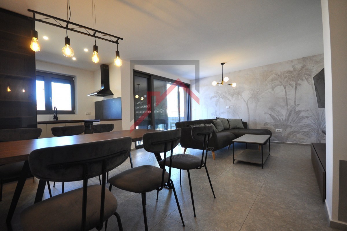 Appartamento arredato al piano terra, con piscina e tre camere da letto!!!