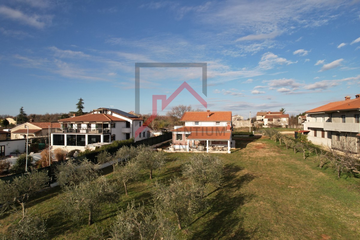 Istria, zona Parenzo – Casa indipendente su 3.000 m² di terreno edificabile