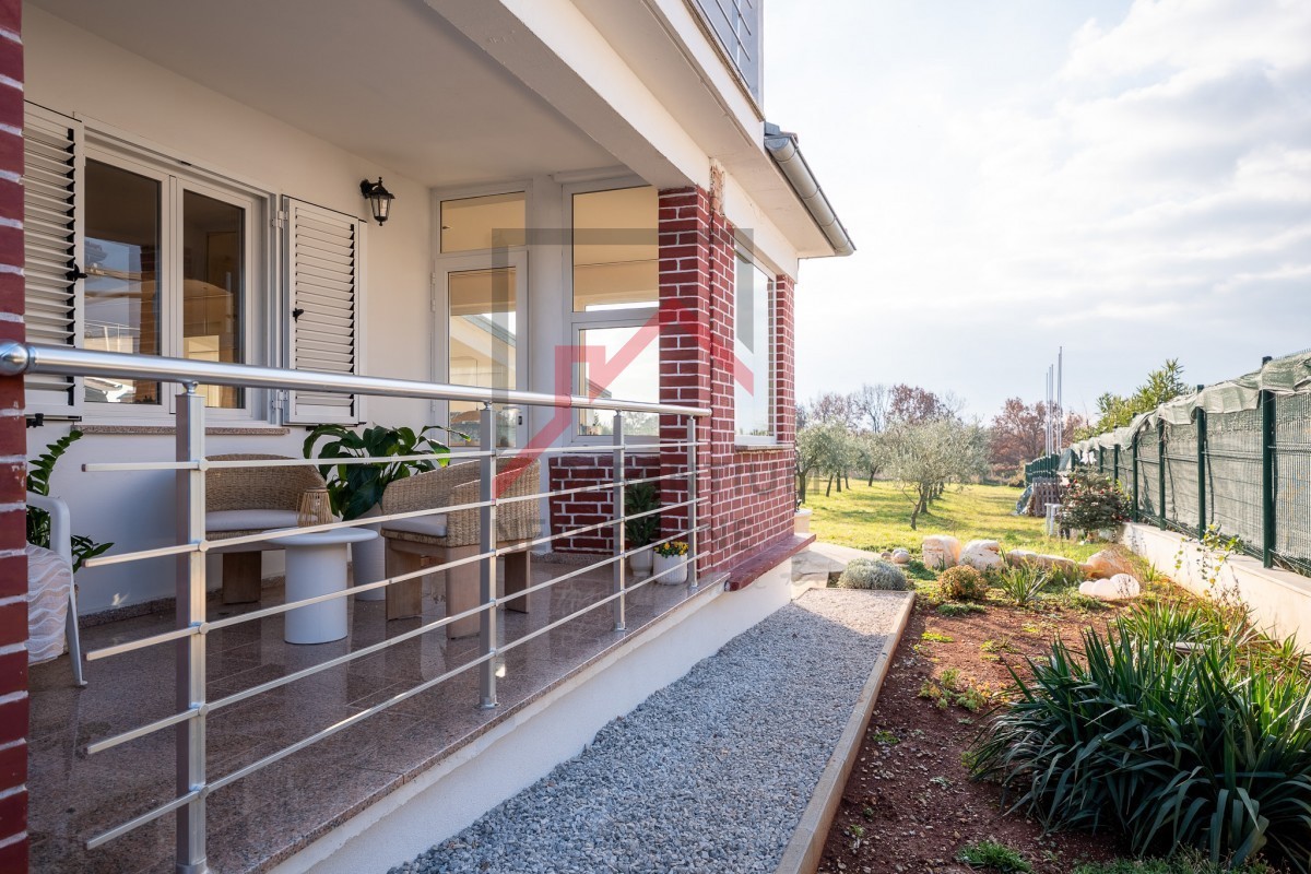 Istria, zona Parenzo – Casa indipendente su 3.000 m² di terreno edificabile