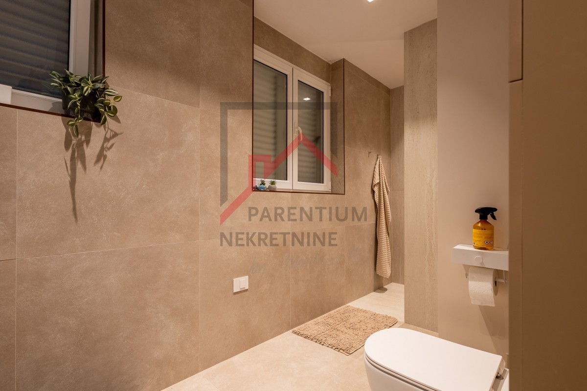 Istria, zona Parenzo – Casa indipendente su 3.000 m² di terreno edificabile