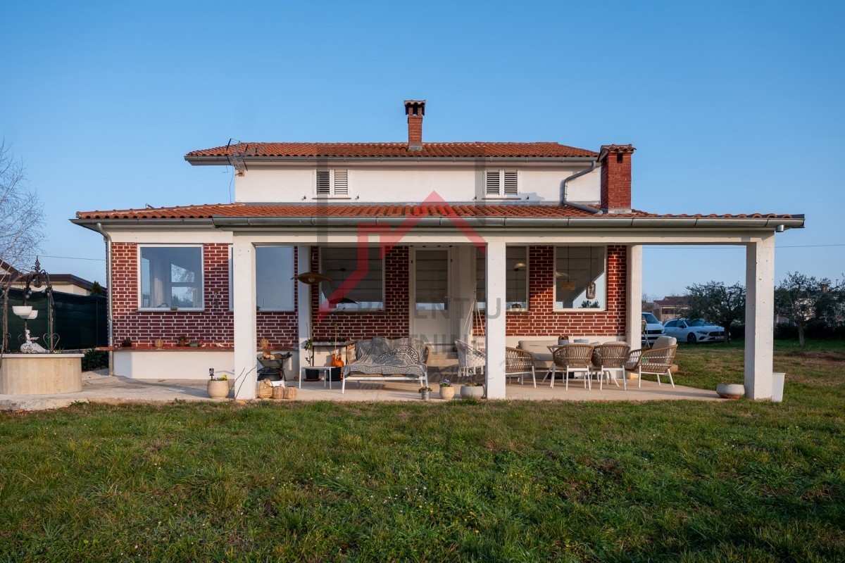 Istria, zona Parenzo – Casa indipendente su 3.000 m² di terreno edificabile