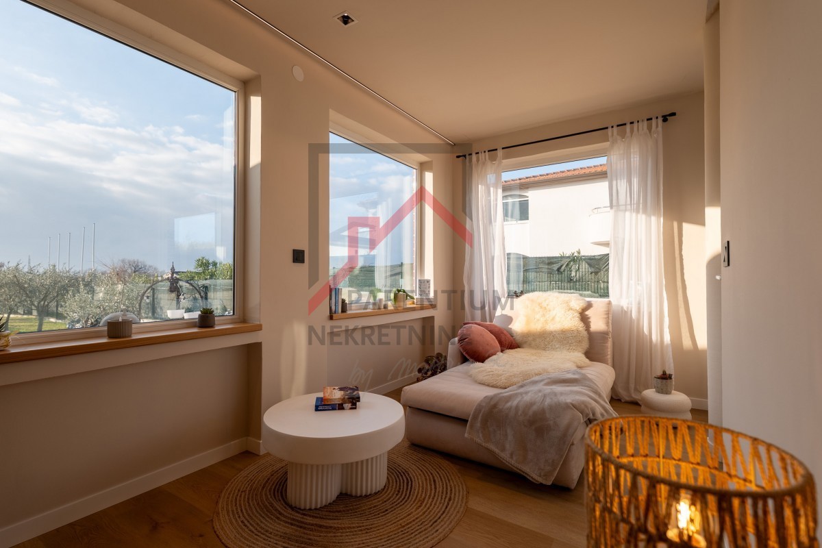 Istria, zona Parenzo – Casa indipendente su 3.000 m² di terreno edificabile