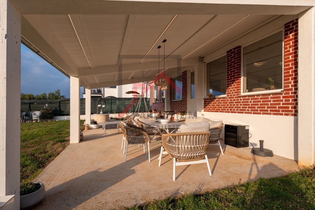 Istria, zona Parenzo – Casa indipendente su 3.000 m² di terreno edificabile