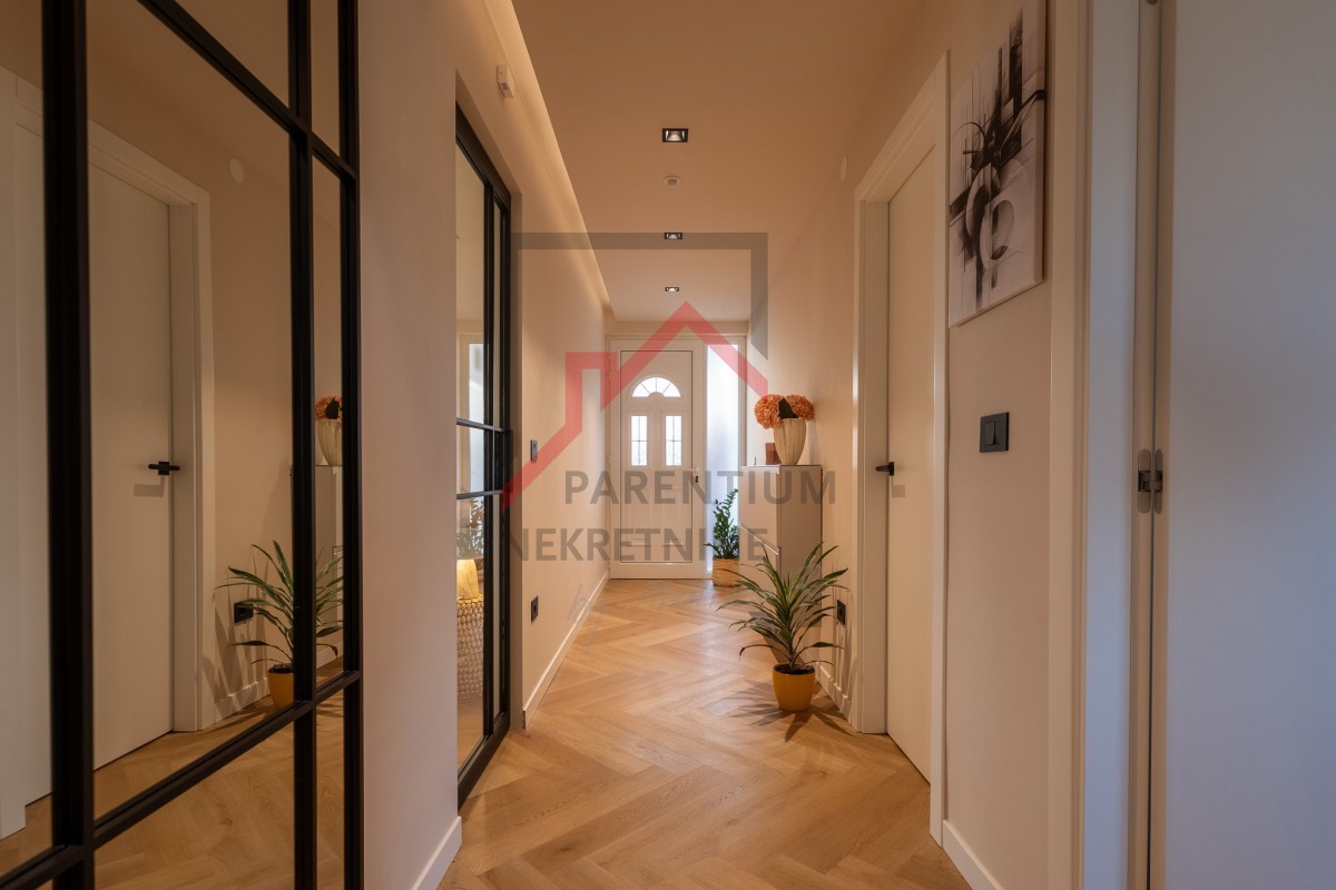 Istria, zona Parenzo – Casa indipendente su 3.000 m² di terreno edificabile