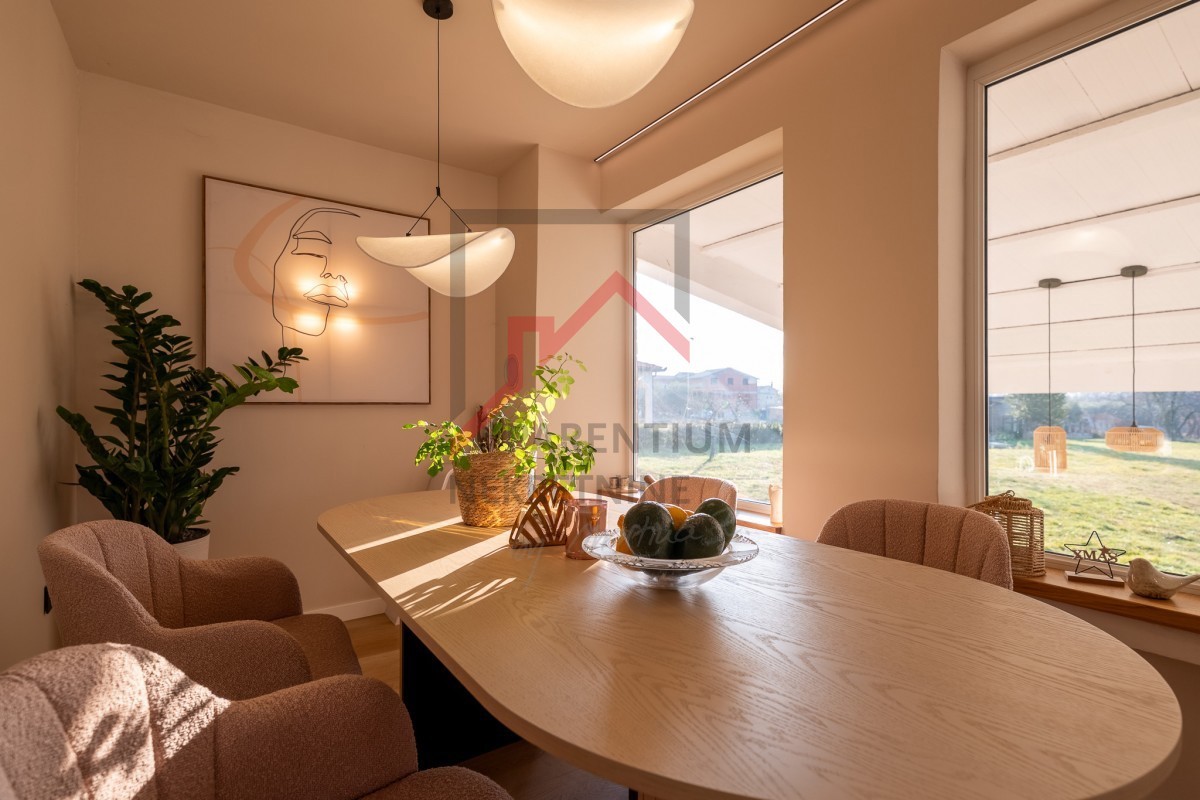 Istria, zona Parenzo – Casa indipendente su 3.000 m² di terreno edificabile