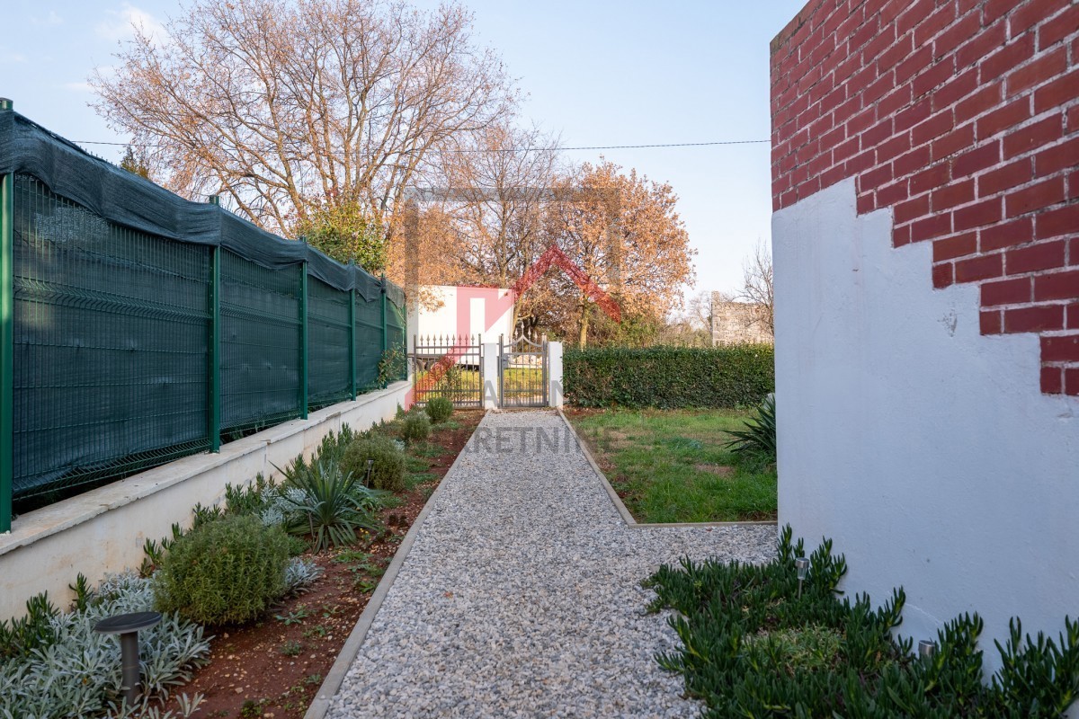 Istria, zona Parenzo – Casa indipendente su 3.000 m² di terreno edificabile