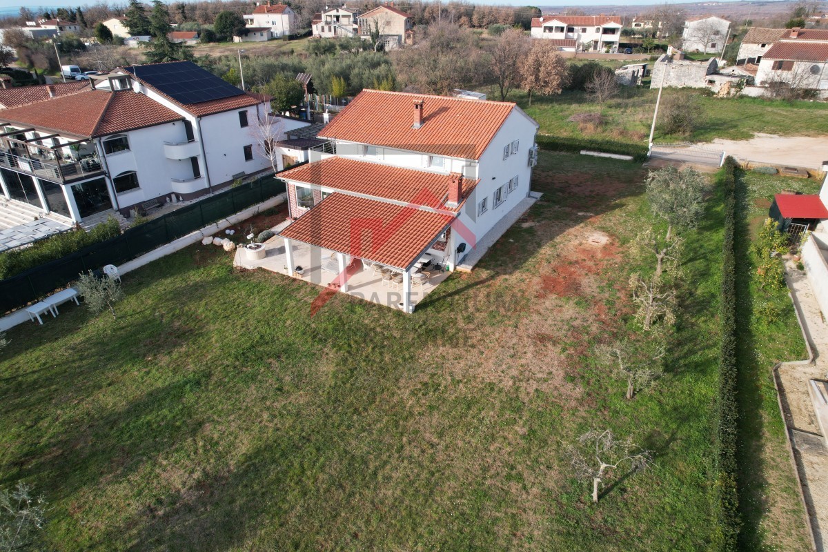 Istria, zona Parenzo – Casa indipendente su 3.000 m² di terreno edificabile