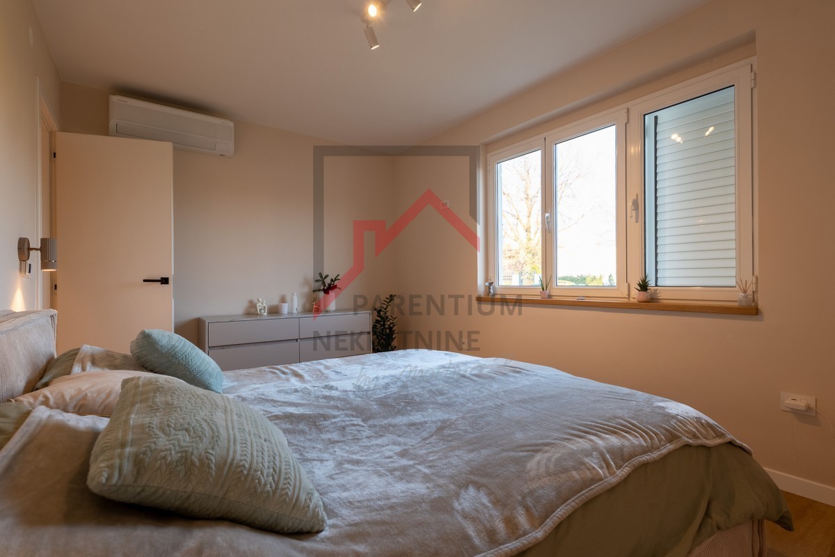 Istria, zona Parenzo – Casa indipendente su 3.000 m² di terreno edificabile