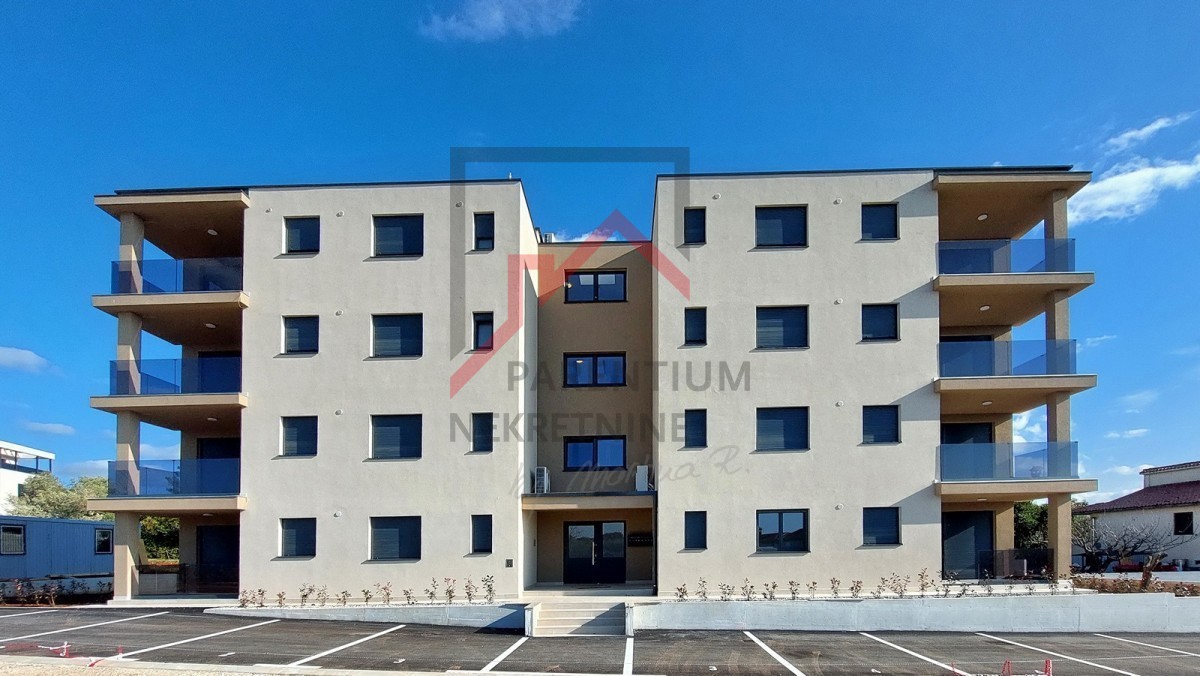 Parenzo, dintorni, nuovo appartamento al piano terra, con due camere da letto, 2 posti auto, cantina e giardino di 180m2