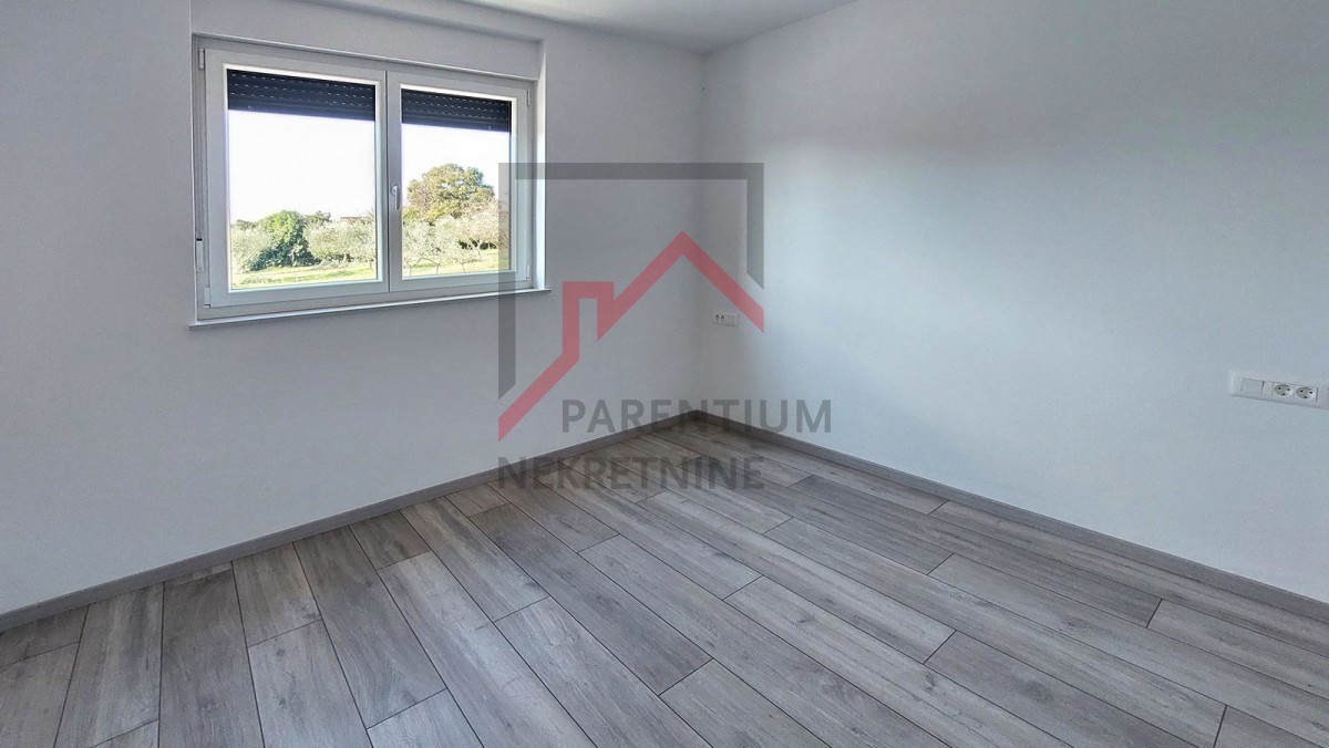 Parenzo, dintorni, nuovo appartamento al piano terra, con due camere da letto, 2 posti auto, cantina e giardino di 180m2