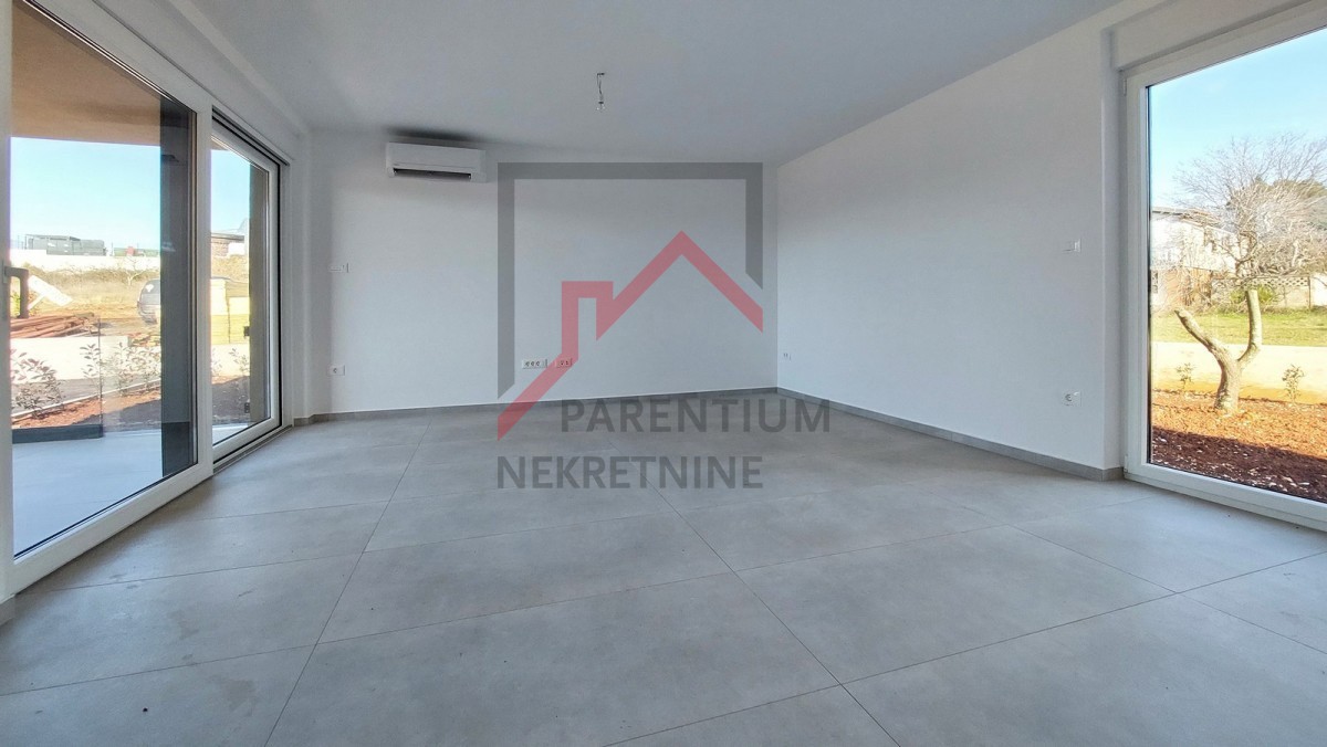 Parenzo, dintorni, nuovo appartamento al piano terra, con due camere da letto, 2 posti auto, cantina e giardino di 180m2