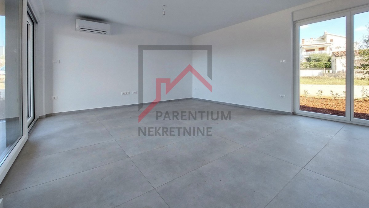 Parenzo, dintorni, nuovo appartamento al piano terra, con due camere da letto, 2 posti auto, cantina e giardino di 180m2