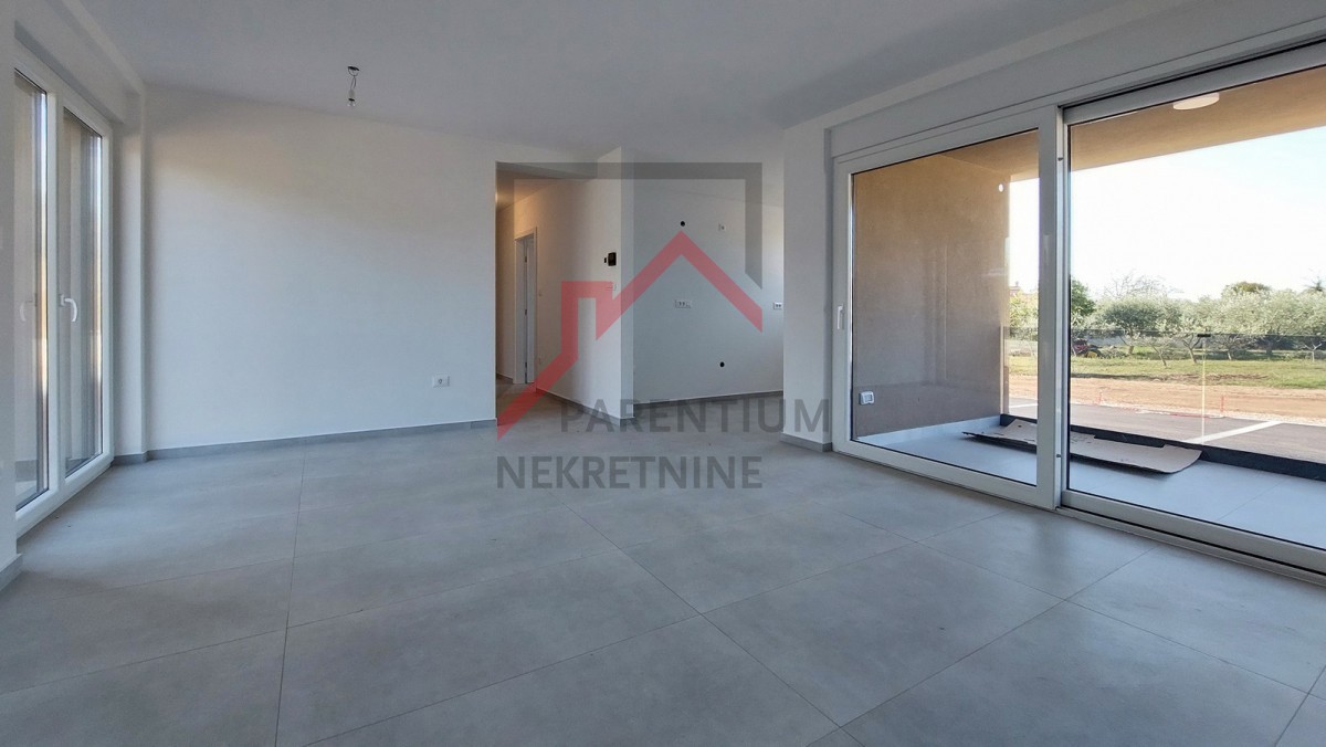 Parenzo, dintorni, nuovo appartamento al piano terra, con due camere da letto, 2 posti auto, cantina e giardino di 180m2