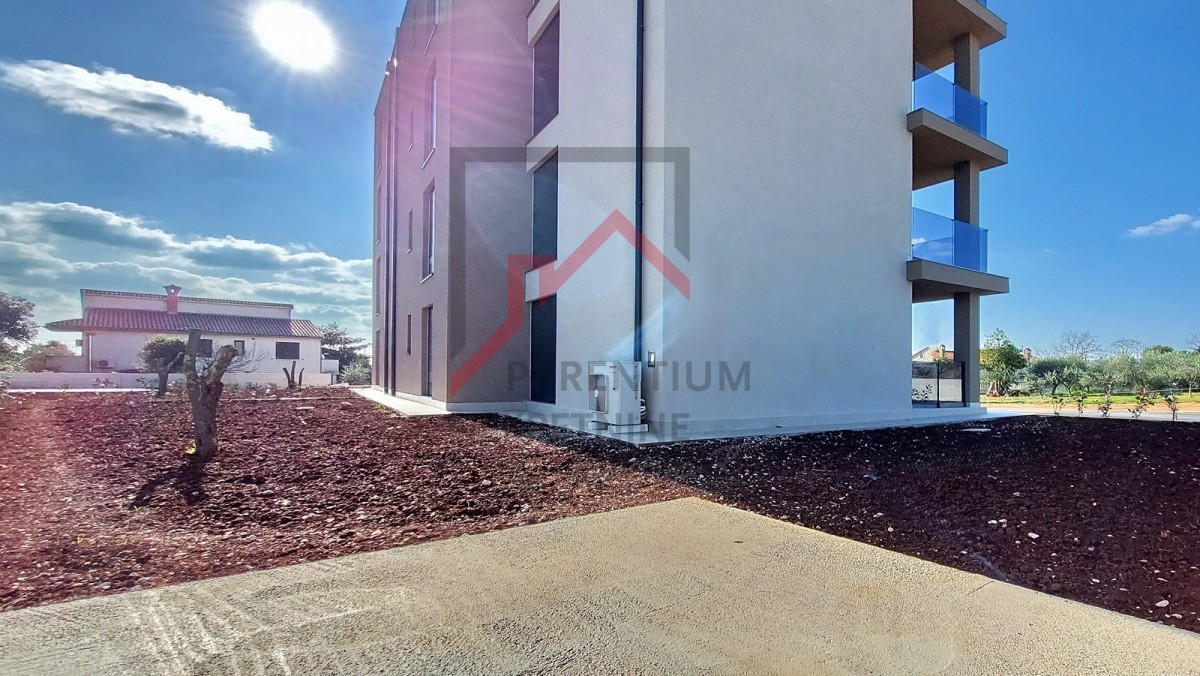 Parenzo, dintorni, nuovo appartamento al piano terra, con due camere da letto, 2 posti auto, cantina e giardino di 180m2