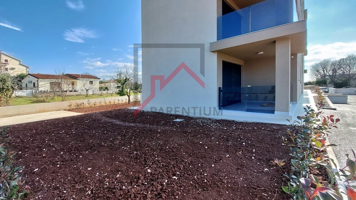 Parenzo, dintorni, nuovo appartamento al piano terra, con due camere da letto, 2 posti auto, cantina e giardino di 180m2