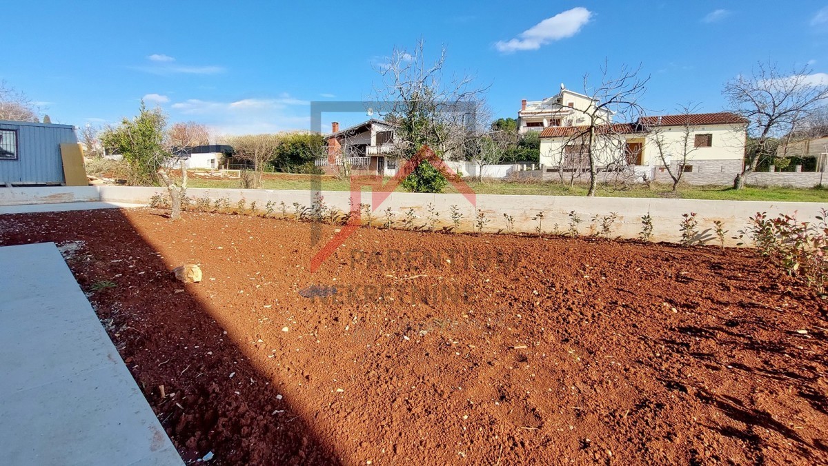 Parenzo, dintorni, nuovo appartamento al piano terra, con due camere da letto, 2 posti auto, cantina e giardino di 180m2