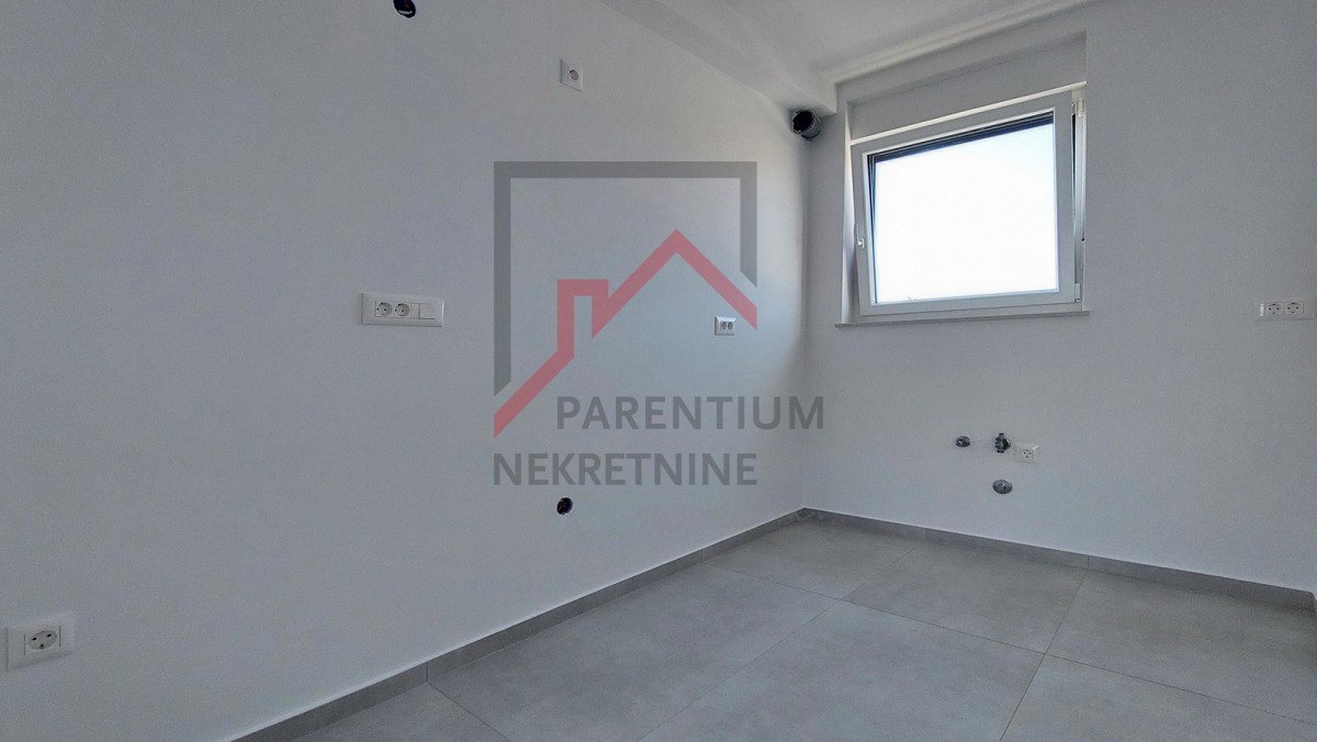 Parenzo, dintorni, nuovo appartamento al piano terra, con due camere da letto, 2 posti auto, cantina e giardino di 180m2