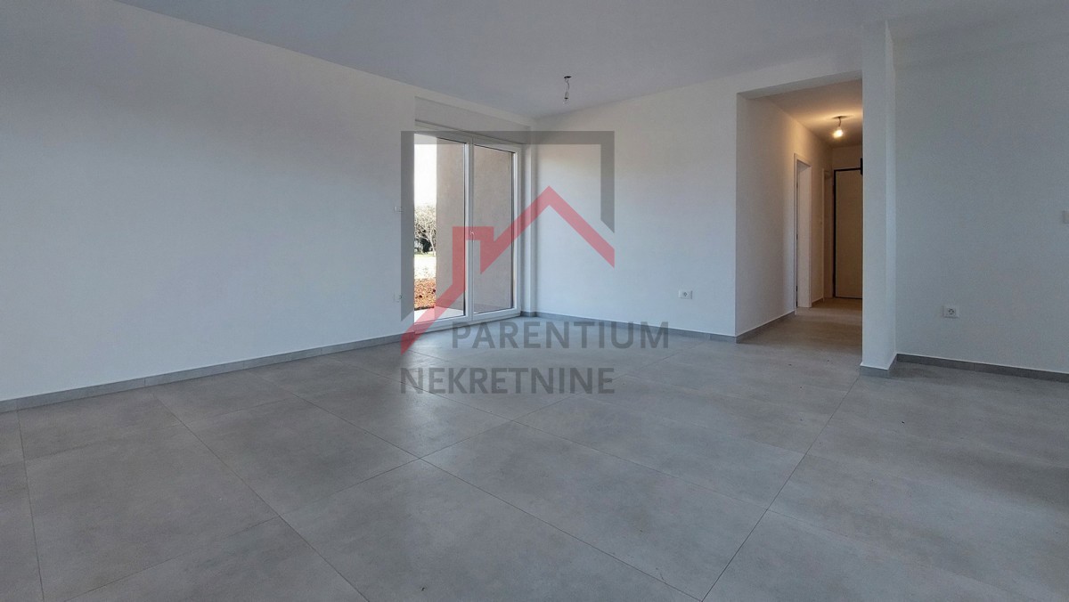 Parenzo, dintorni, nuovo appartamento al piano terra, con due camere da letto, 2 posti auto, cantina e giardino di 180m2