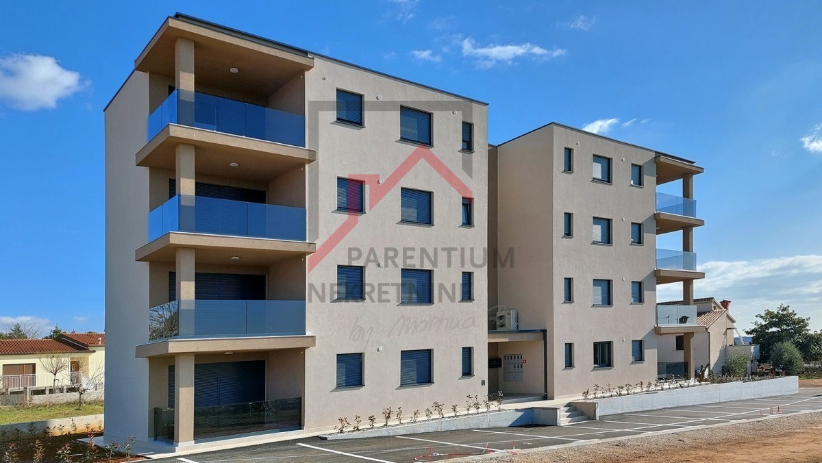 Parenzo, dintorni, nuovo appartamento al piano terra, con due camere da letto, 2 posti auto, cantina e giardino di 180m2