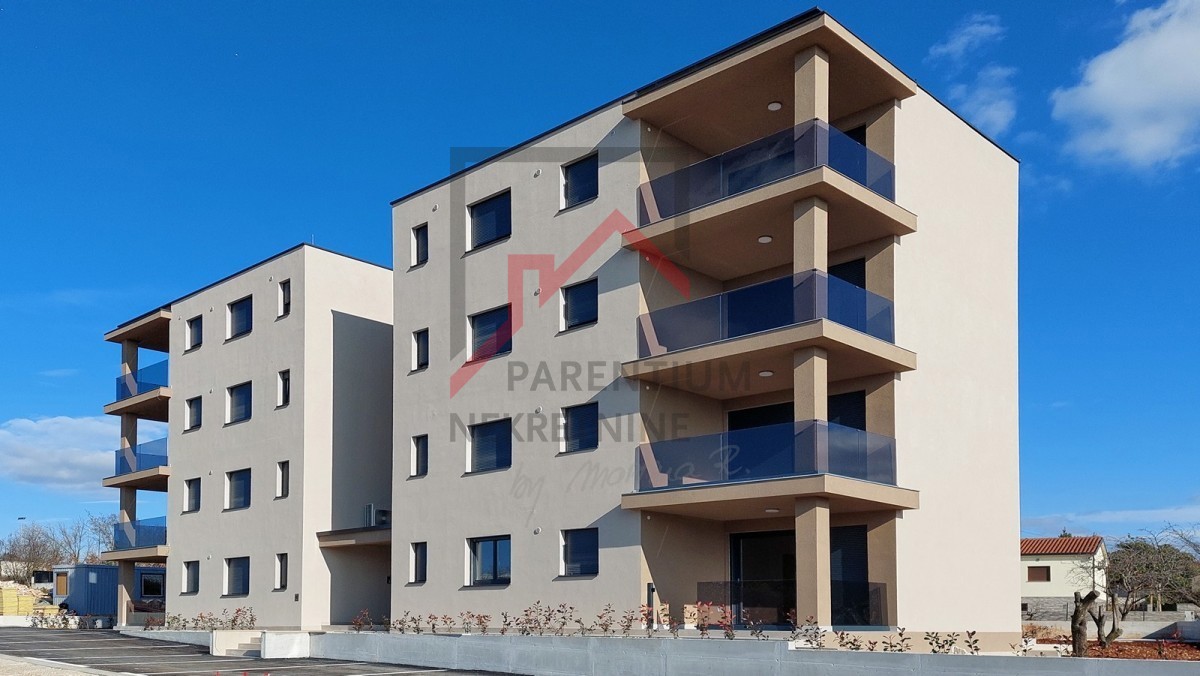 Parenzo, dintorni, nuovo appartamento al piano terra, con due camere da letto, 2 posti auto, cantina e giardino di 180m2