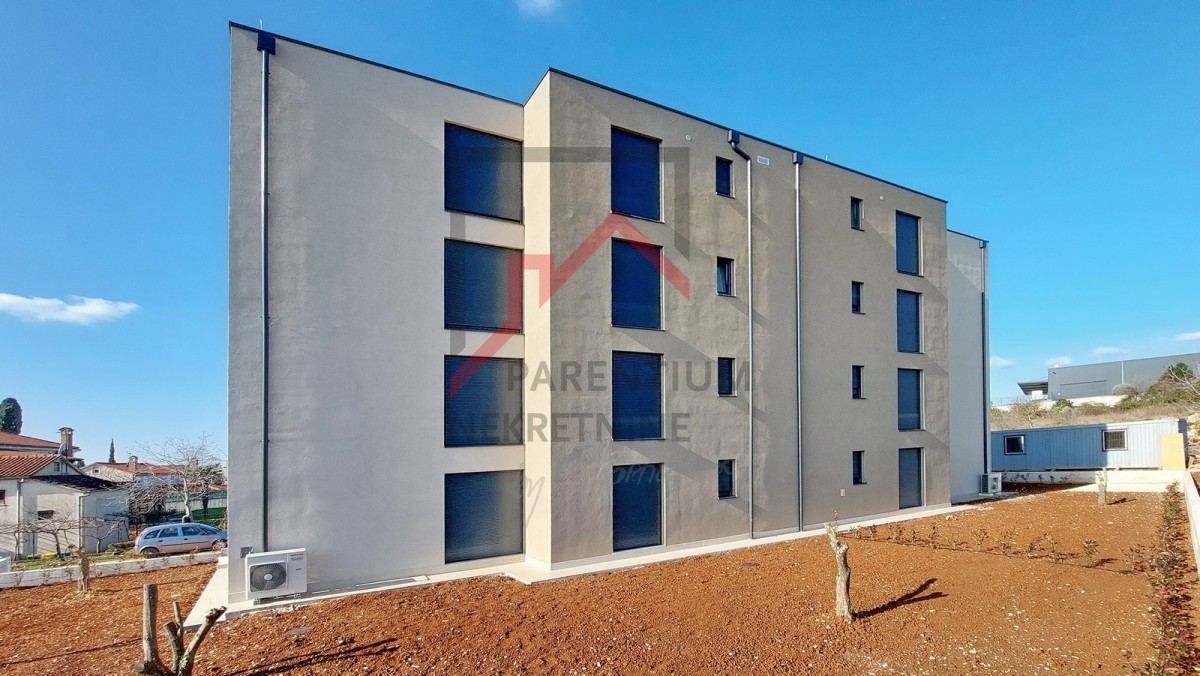 Parenzo, dintorni, nuovo appartamento al piano terra, con due camere da letto, 2 posti auto, cantina e giardino di 180m2