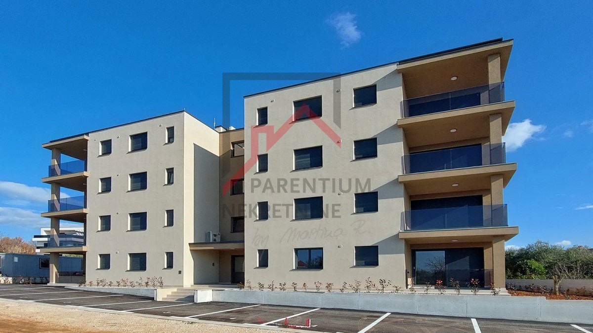 Parenzo, dintorni, nuovo appartamento al piano terra, con due camere da letto, 2 posti auto, cantina e giardino di 180m2