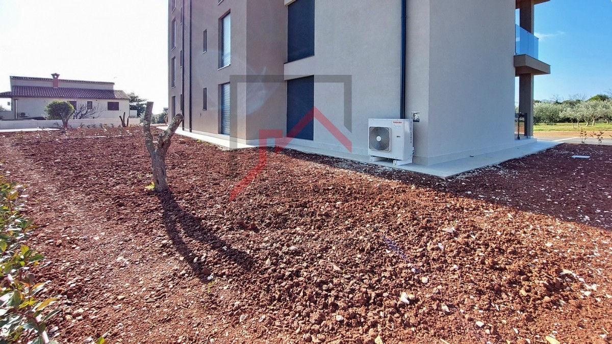 Parenzo, dintorni, nuovo appartamento al piano terra, con due camere da letto, 2 posti auto, cantina e giardino di 180m2