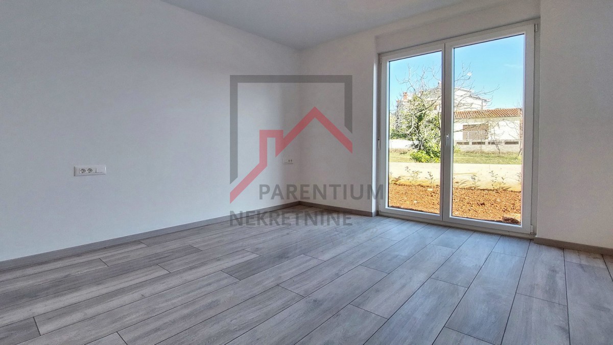 Parenzo, dintorni, nuovo appartamento al piano terra, con due camere da letto, 2 posti auto, cantina e giardino di 180m2