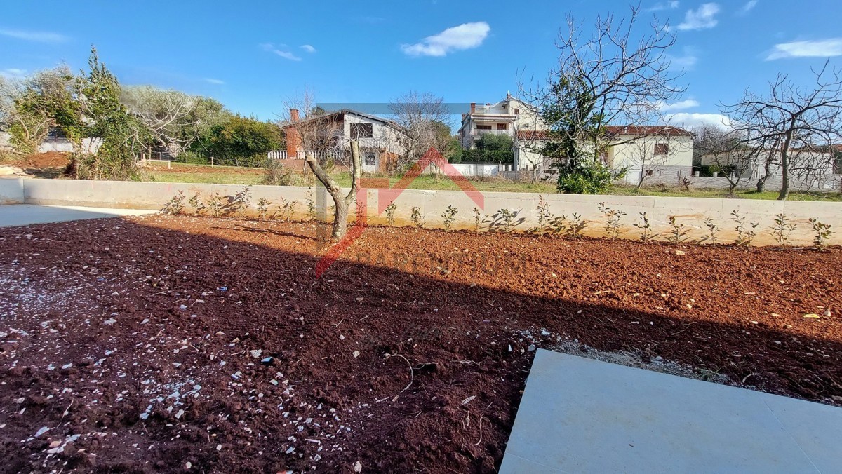 Parenzo, dintorni, nuovo appartamento al piano terra, con due camere da letto, 2 posti auto, cantina e giardino di 180m2