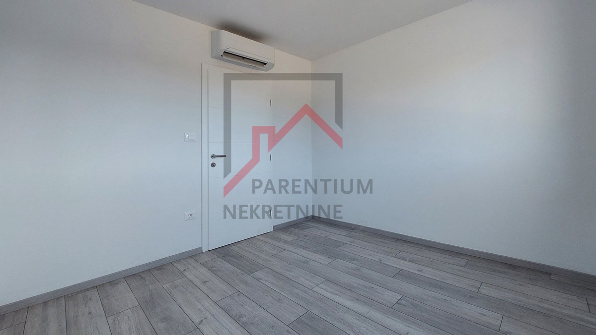 Parenzo, dintorni, nuovo appartamento al piano terra, con due camere da letto, 2 posti auto, cantina e giardino di 180m2