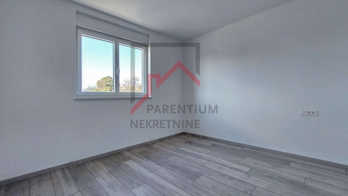 Parenzo, dintorni, nuovo appartamento al piano terra, con due camere da letto, 2 posti auto, cantina e giardino di 180m2