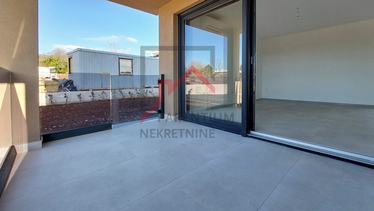 Parenzo, dintorni, nuovo appartamento al piano terra, con due camere da letto, 2 posti auto, cantina e giardino di 180m2