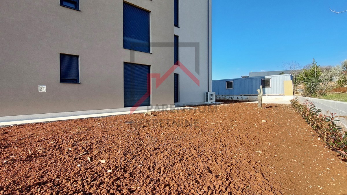 Parenzo, dintorni, nuovo appartamento al piano terra, con due camere da letto, 2 posti auto, cantina e giardino di 180m2