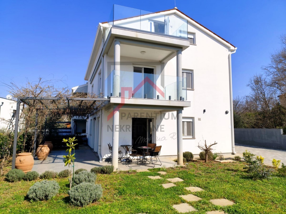 Casa moderna con giardino, a 5 km da Parenzo - posizione tranquilla, ultima di una fila