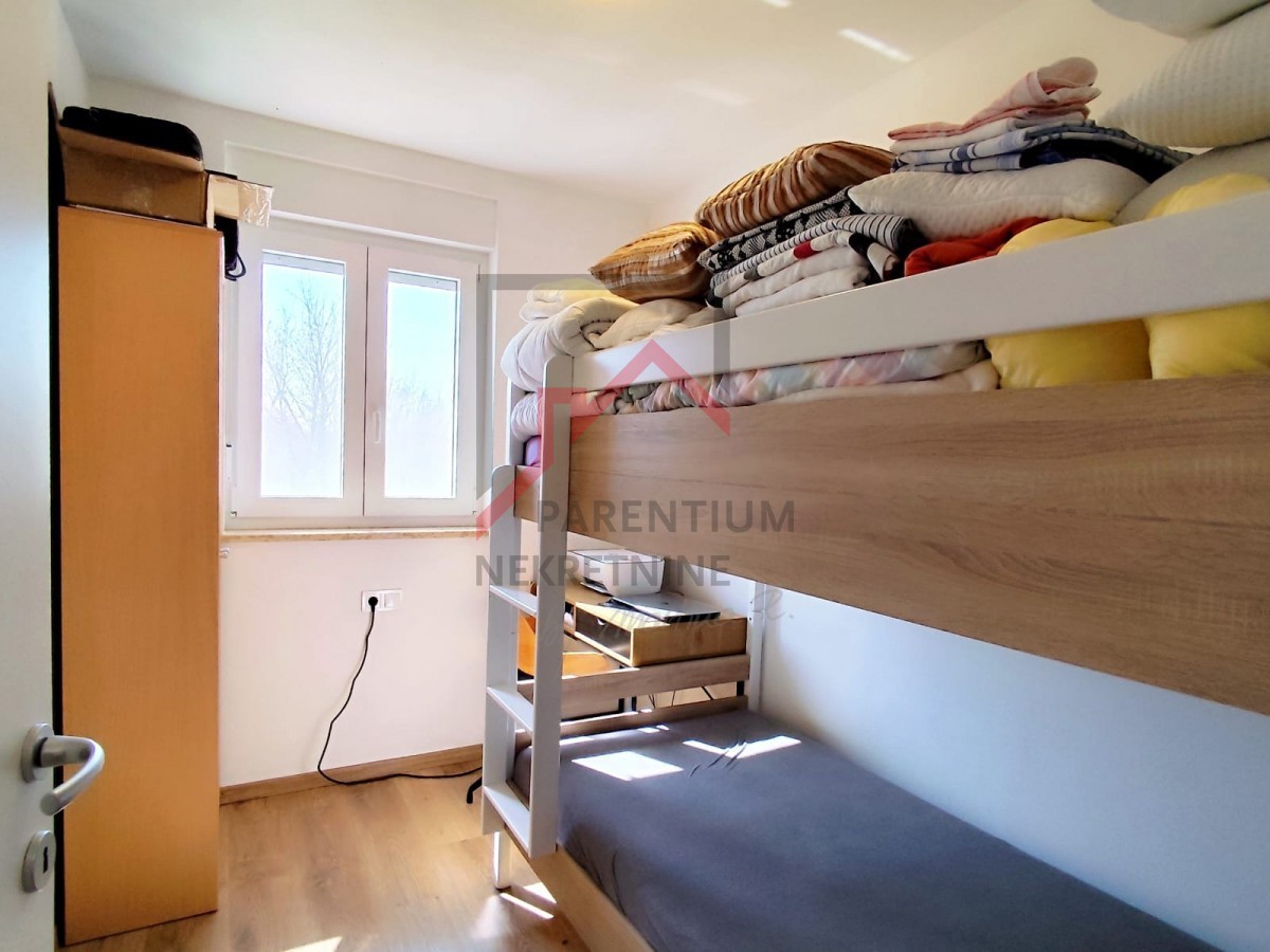 Casa moderna con giardino, a 5 km da Parenzo - posizione tranquilla, ultima di una fila