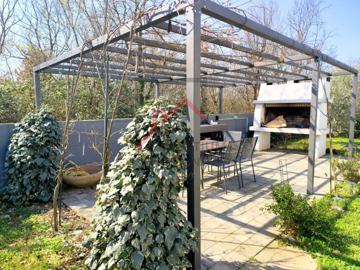 Casa moderna con giardino, a 5 km da Parenzo - posizione tranquilla, ultima di una fila