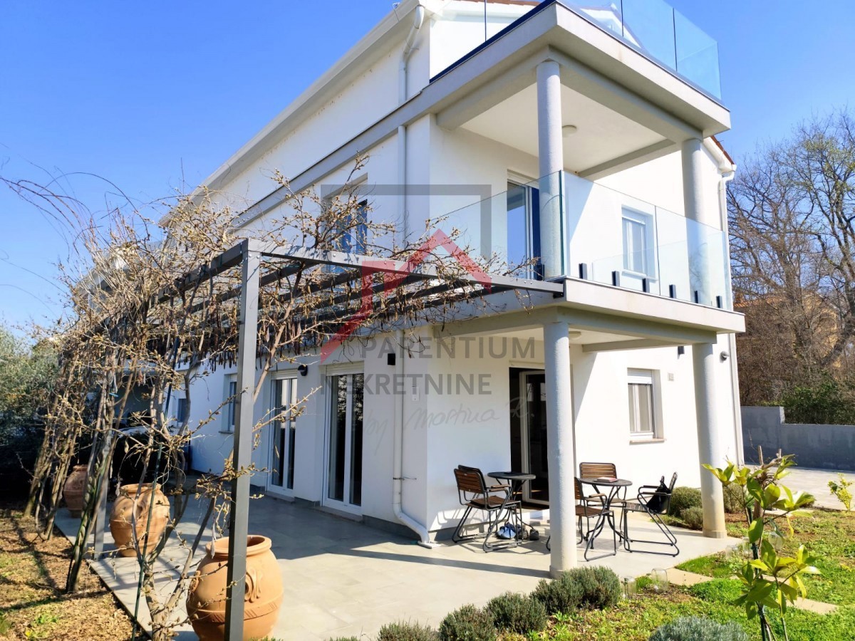 Casa moderna con giardino, a 5 km da Parenzo - posizione tranquilla, ultima di una fila