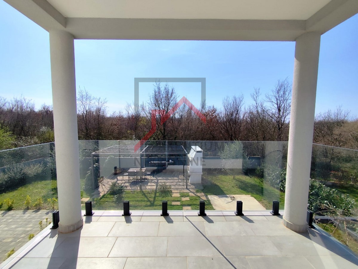 Casa moderna con giardino, a 5 km da Parenzo - posizione tranquilla, ultima di una fila